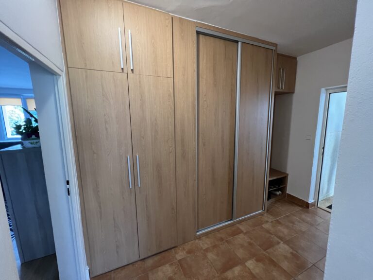 dřevem rozzářená předsíň