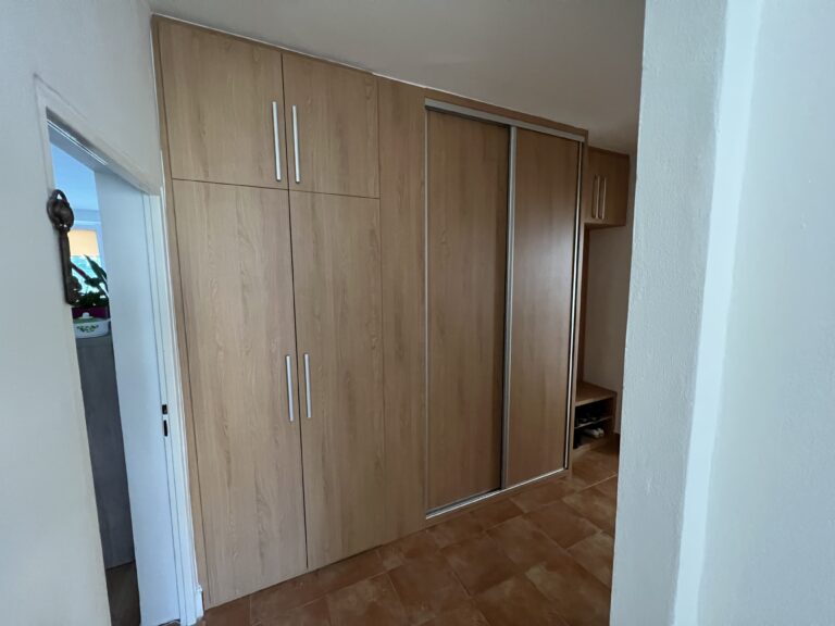 dřevem rozzářená předsíň