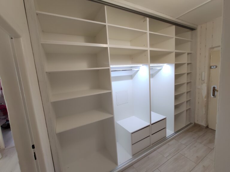chodba plná úložného prostoru