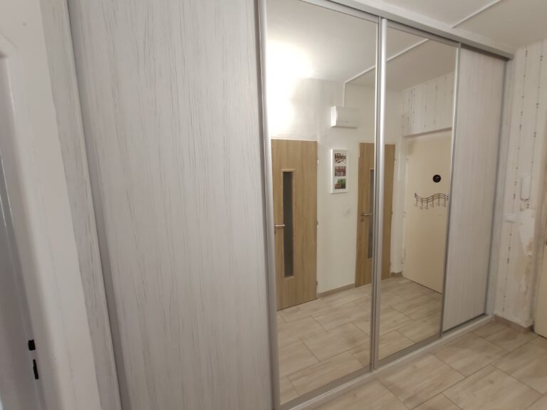 chodba plná úložného prostoru