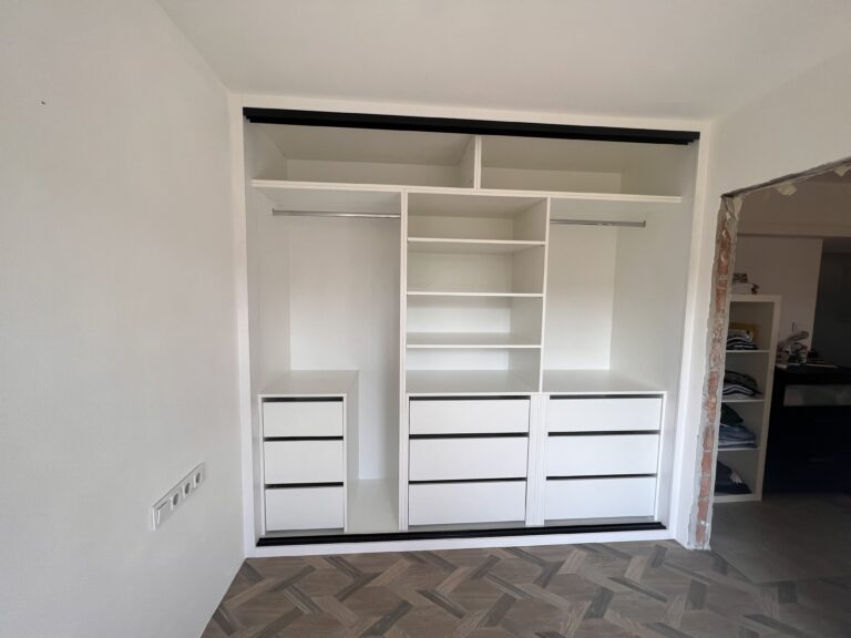 vestavěná skříň v bílém lesku